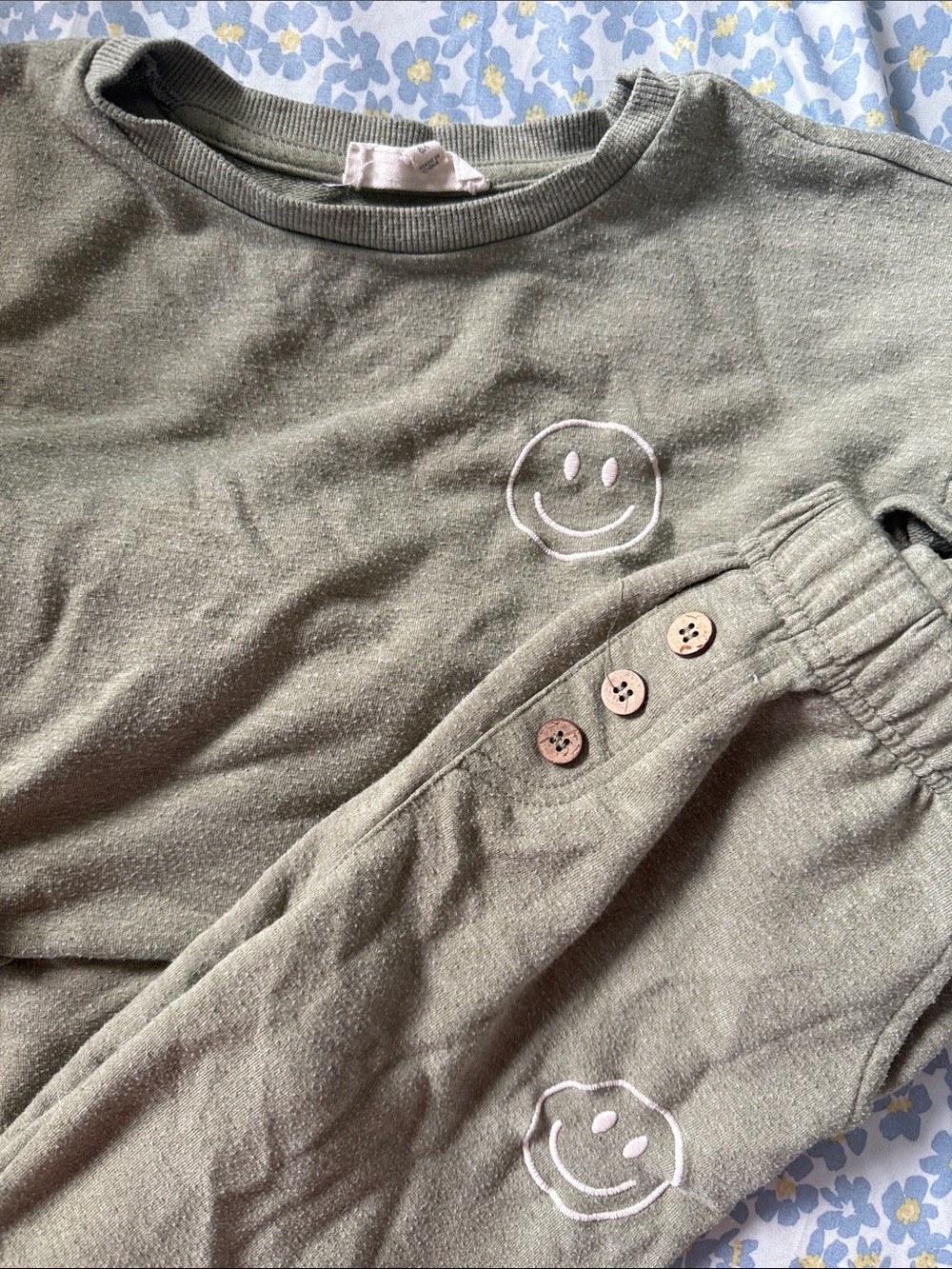 Jessica Simpson Olive Green Kids Smile Patch Sweat Set